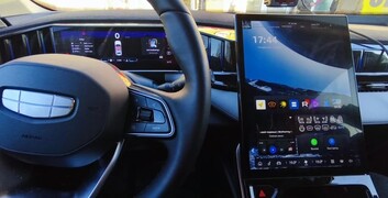 Установка голосового, навигации и приложений на Geely Atlas New в Перми